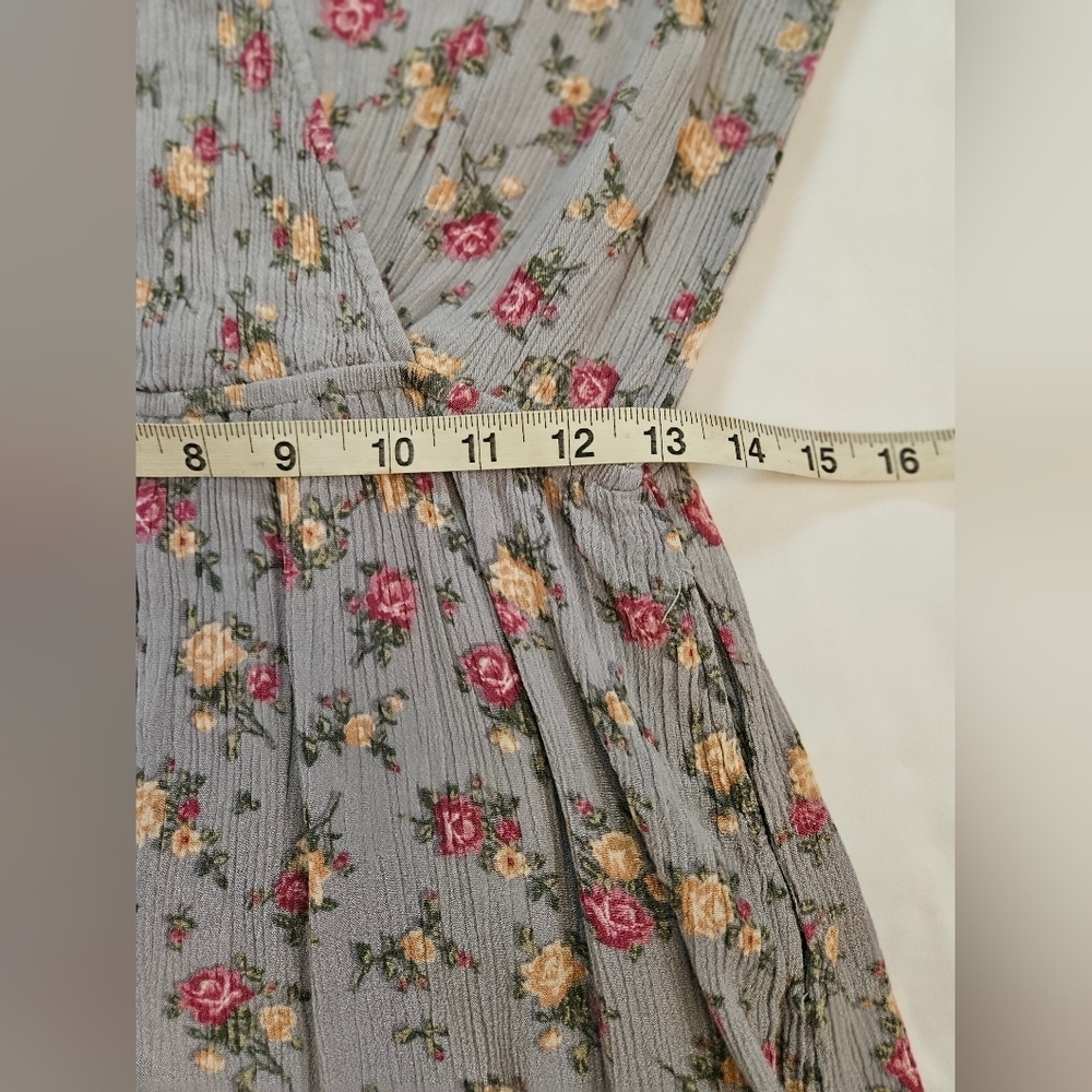 Mimi Chica Juniors Gray And Floral Shprt Sleeve V-neck Short Romper Size Large - Picture 10 of 16